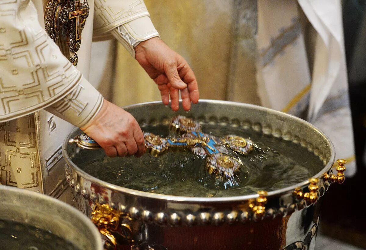 Освятить воду в домашних. Святая вода. Освященная вода. Святая вода в храме. Святая Крещенская вода.