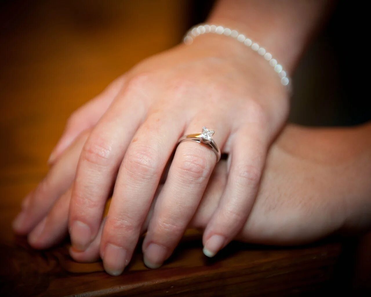 Золотые обручальные кольца на руках. Толстое обручальное кольцо. Кольцо для предложения девушке.
