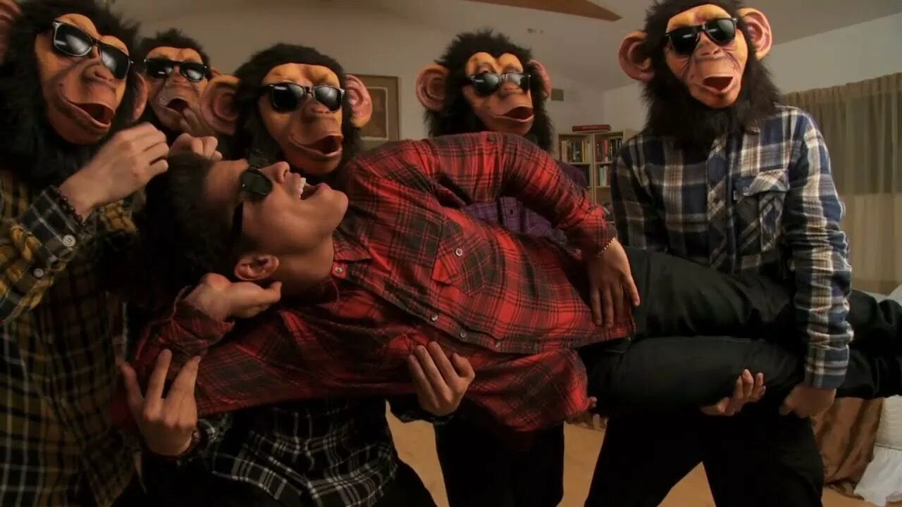 Bruno mars lazy. Bruno mars lazy song. lazy eye band. клип lazy. клип в оранжевых костюмах monkey.