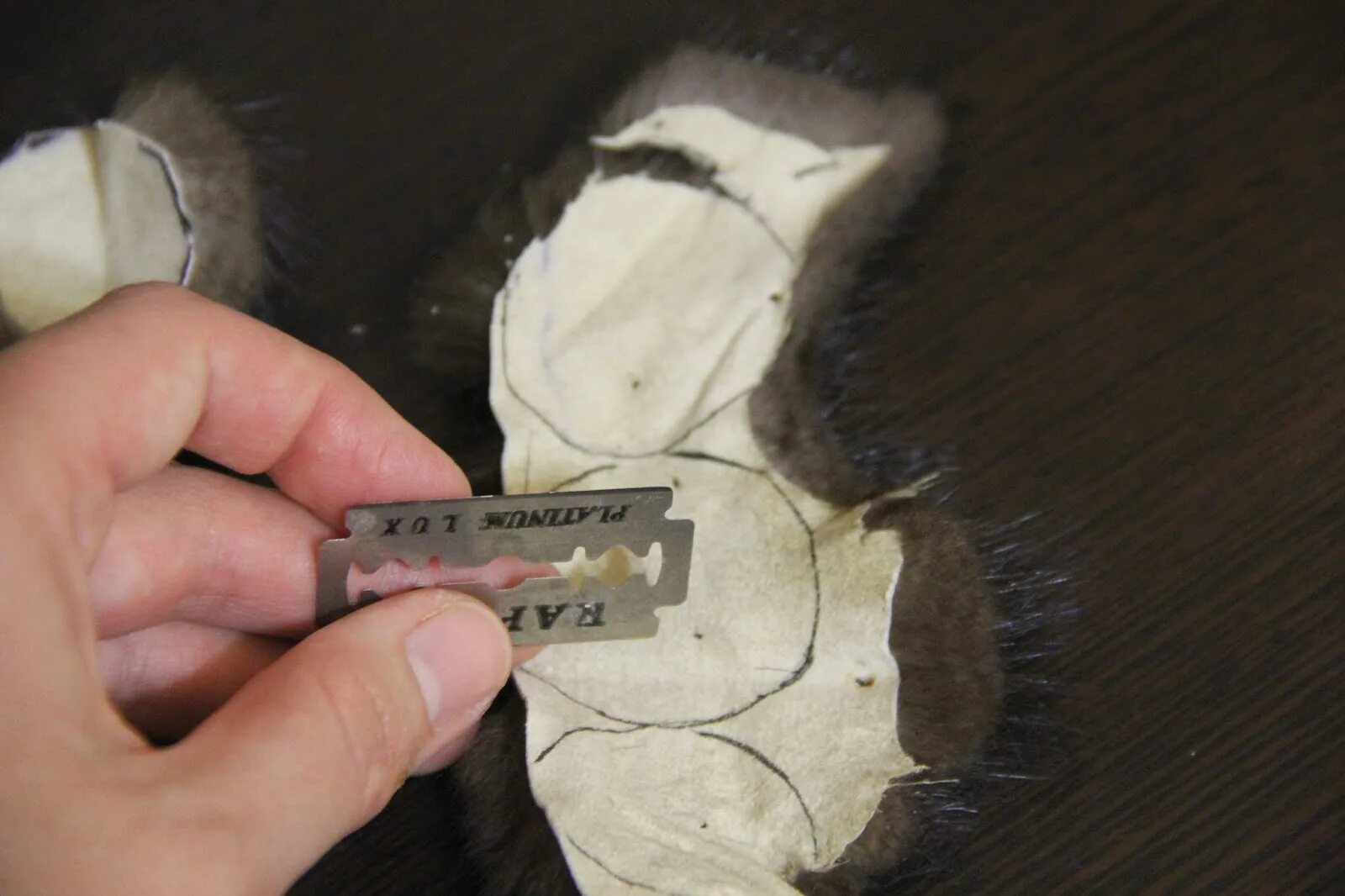 Как сшить норку своими руками. Шубы сшить из кусочков. Украшения из остатков меха. Сшивание кусочков меха идеи. Выкройка норковых шапки кубанка.