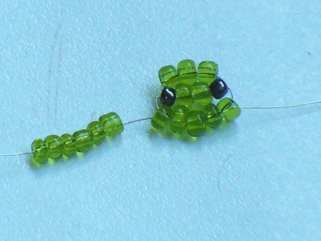 Колечки из бисера лягушка. Лягушка брошь бисер. Плетение бисером лягушка. Кольцо из бисера лягушка. Плетение бисером лягушка.