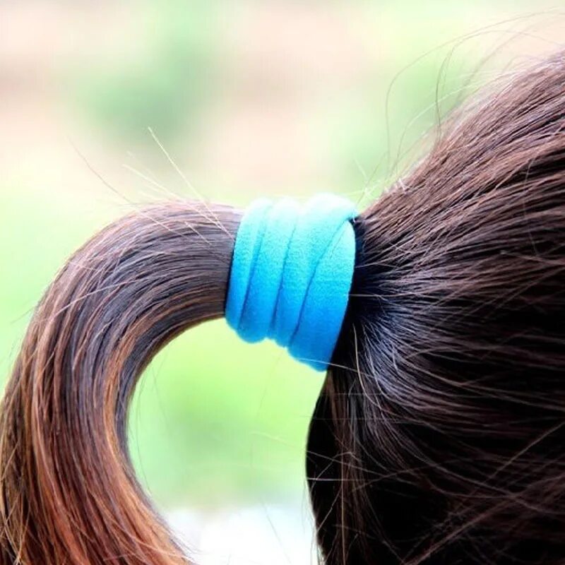 резинка тянется. резинка для волос на запястье. резинка на руке. спиральная резинка для волос. можно ли носить резинки.