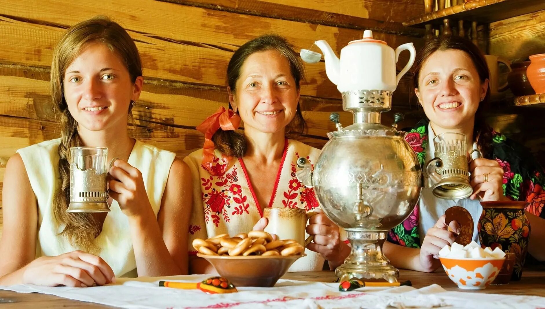 Семейные традиции чаепитие. Традиционное русское чаепитие. Чай из самовара. Баба на самоваре. Семейное чаепитие с самоваром.
