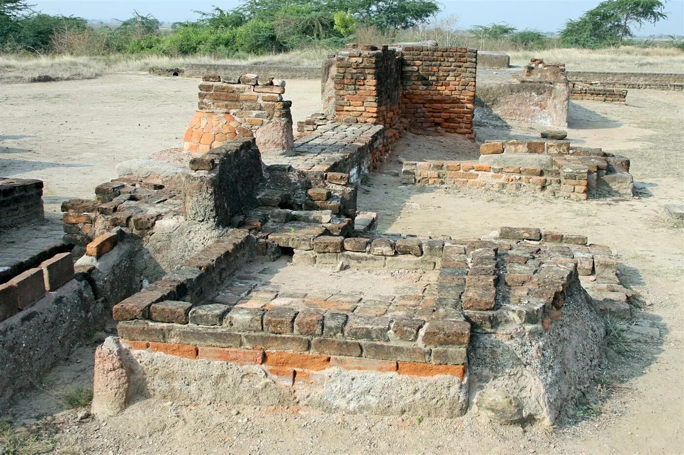 раскопали древний храм в индии. развалины мохенджо-даро. раскопанные храмы в индии. раскопки в индии древних цивилизаций. древнейший город индии был раскопан на берегах.