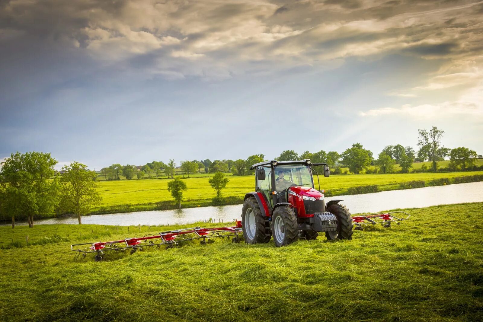 трактор в деревне. сельхозтехника для дачи. дом сельхозтехники. сельский трактор. комбайн харвестер зерноуборочный.
