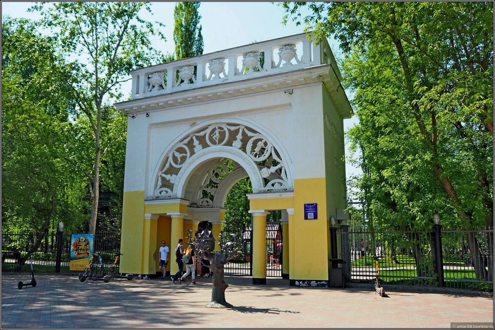 входе в парк стоит. парк сокольники. парк победы кострома лавка. кинотеатр уфа зеленая роща. парк сокольники.