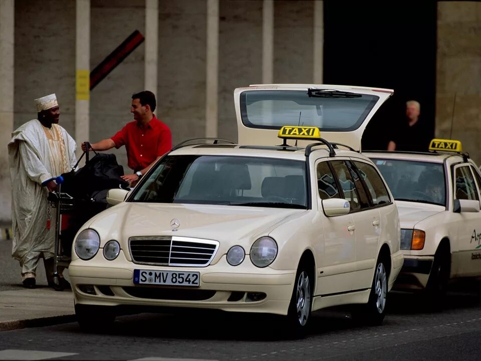 Такси в грузии. Mercedes-Benz w210 Taxi. Мерседес w210 такси. Mercedes Benz w124 Taxi. Мерседес 210 такси.