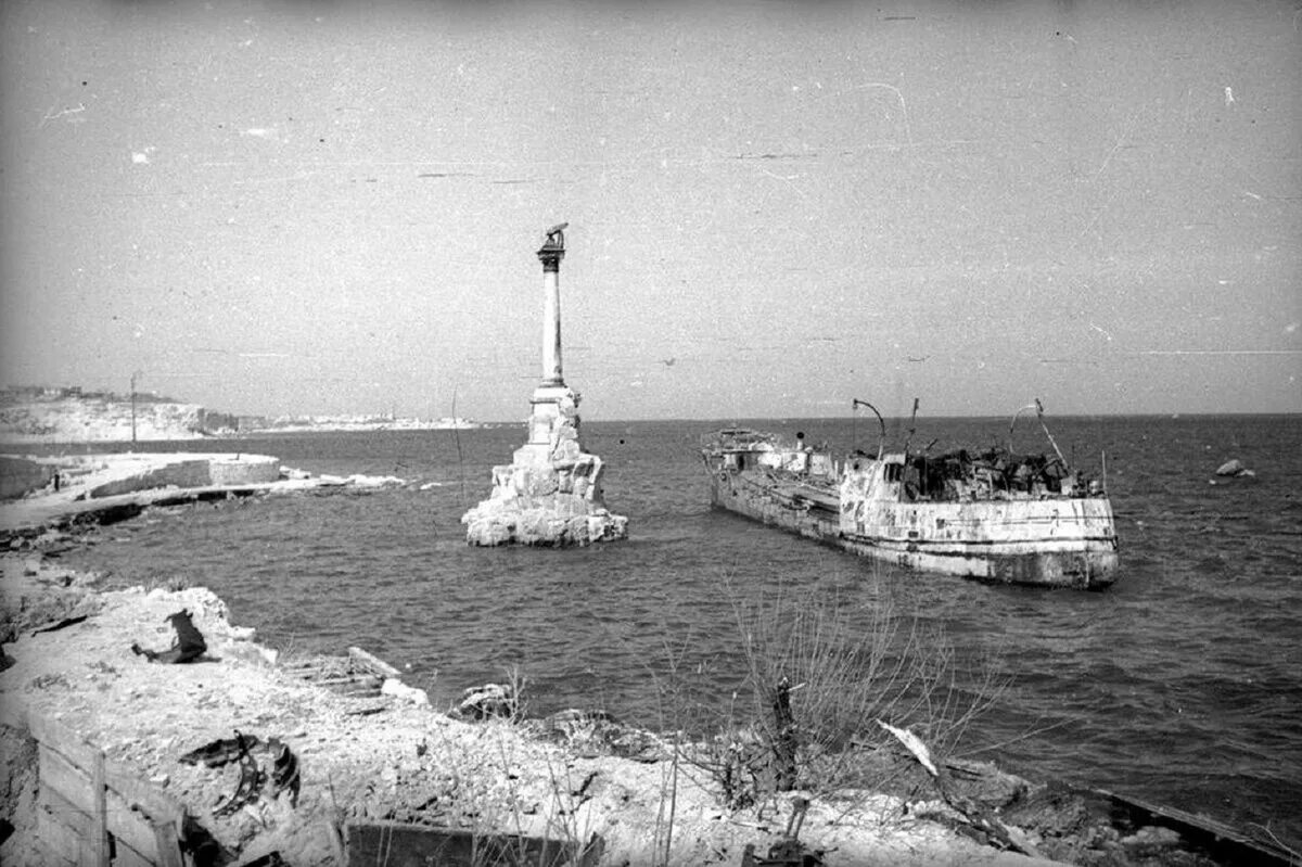 Севастополь история войны великой отечественной. Освобождение Севастополя 1944. Памятник затопленным кораблям 1944. Памятник затопленным кораблям в Севастополе во время войны.