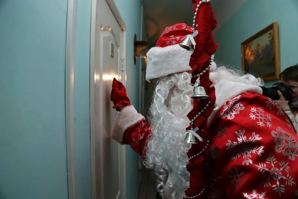 Открой дверь празднику. Дед Мороз. Дед Мороз стучится в дверь. Дом Деда Мороза. Дед Мороз на дверь.