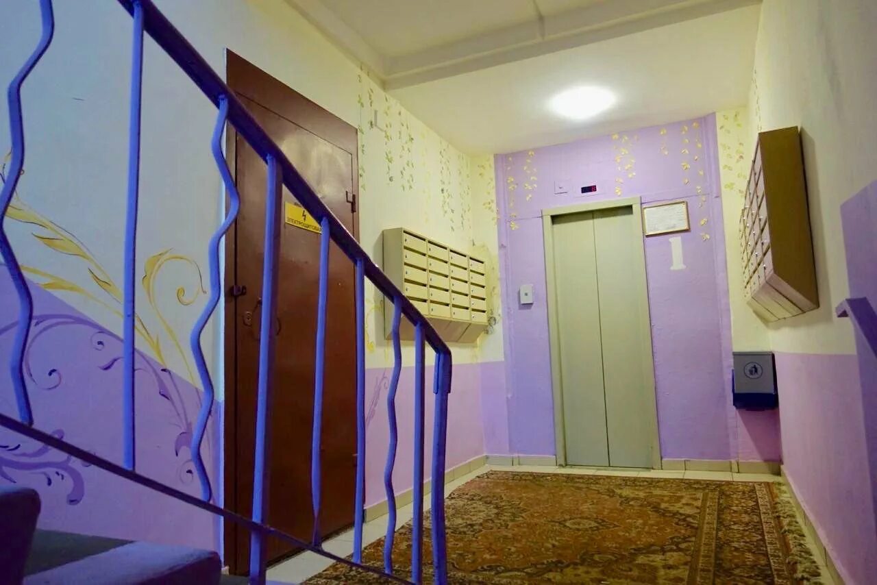 Цвет стен в подъезде. Светодиодные лампы для подъезда. Отделка подъездов многоквартирных домов. Современные подъезды. Двери на лестничную клетку.