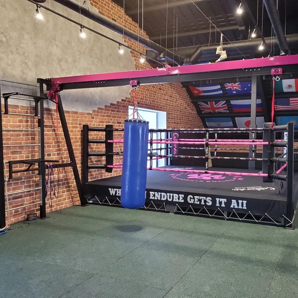 Зал бокса калифорния москва. Салон эротического массажа loft. Клуб cheetah’s. Бар с танцполом. California club москва.