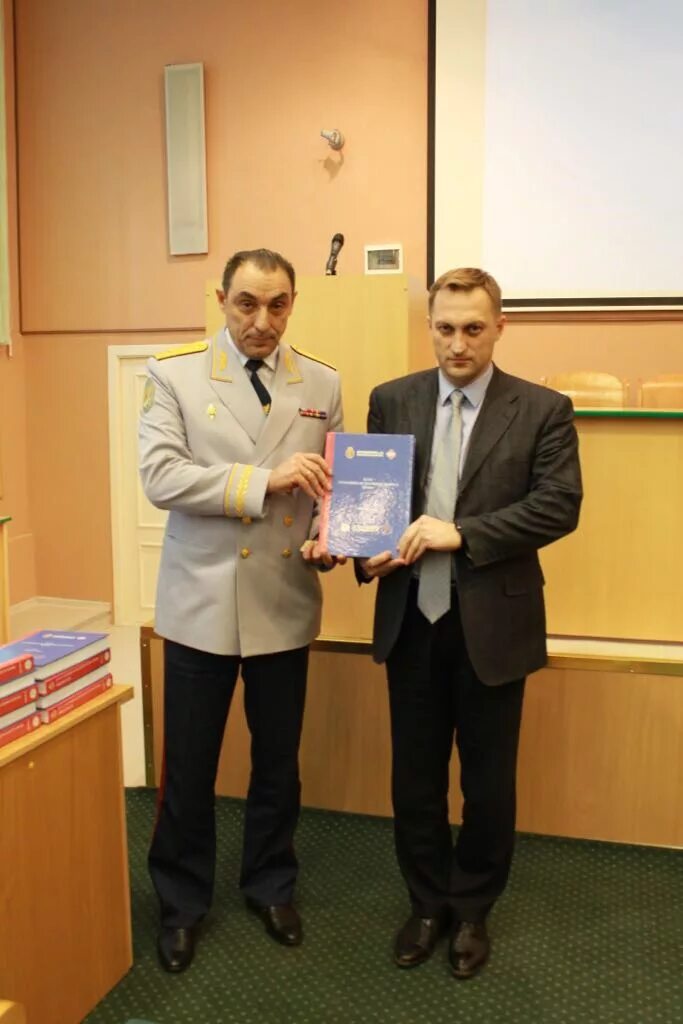 директор научно исследовательского института