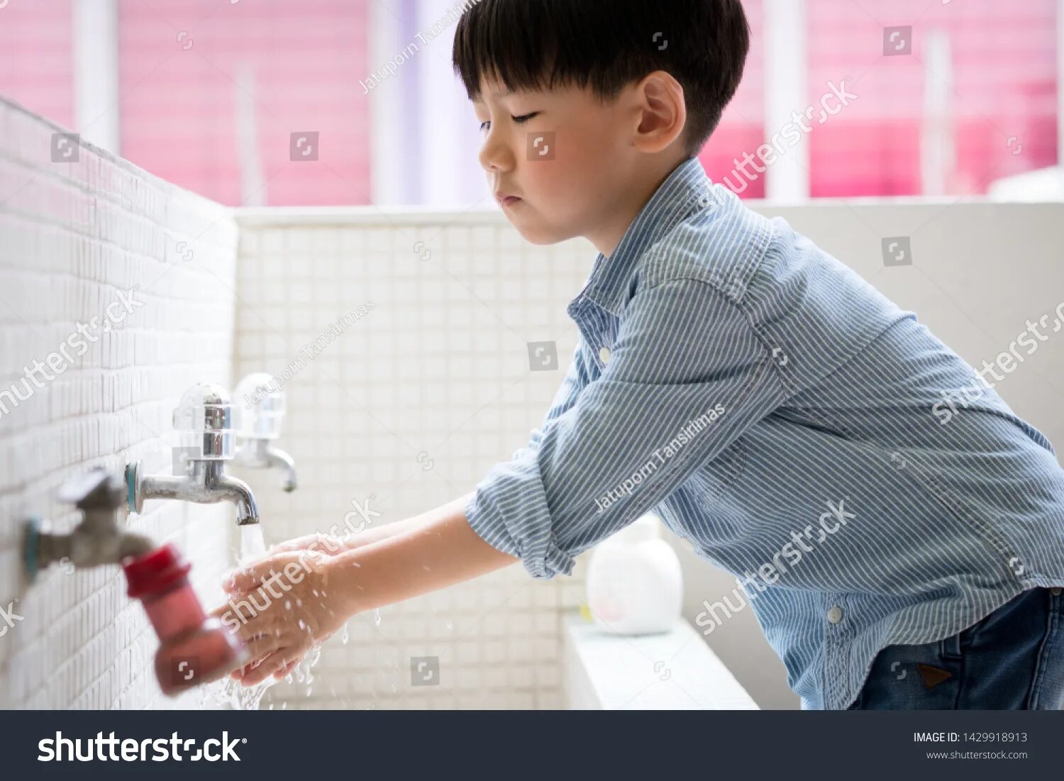 Мальчик моет руки фото. Ребенок моет руки фото со спины. They Washed their hands before lunch. Boys washing