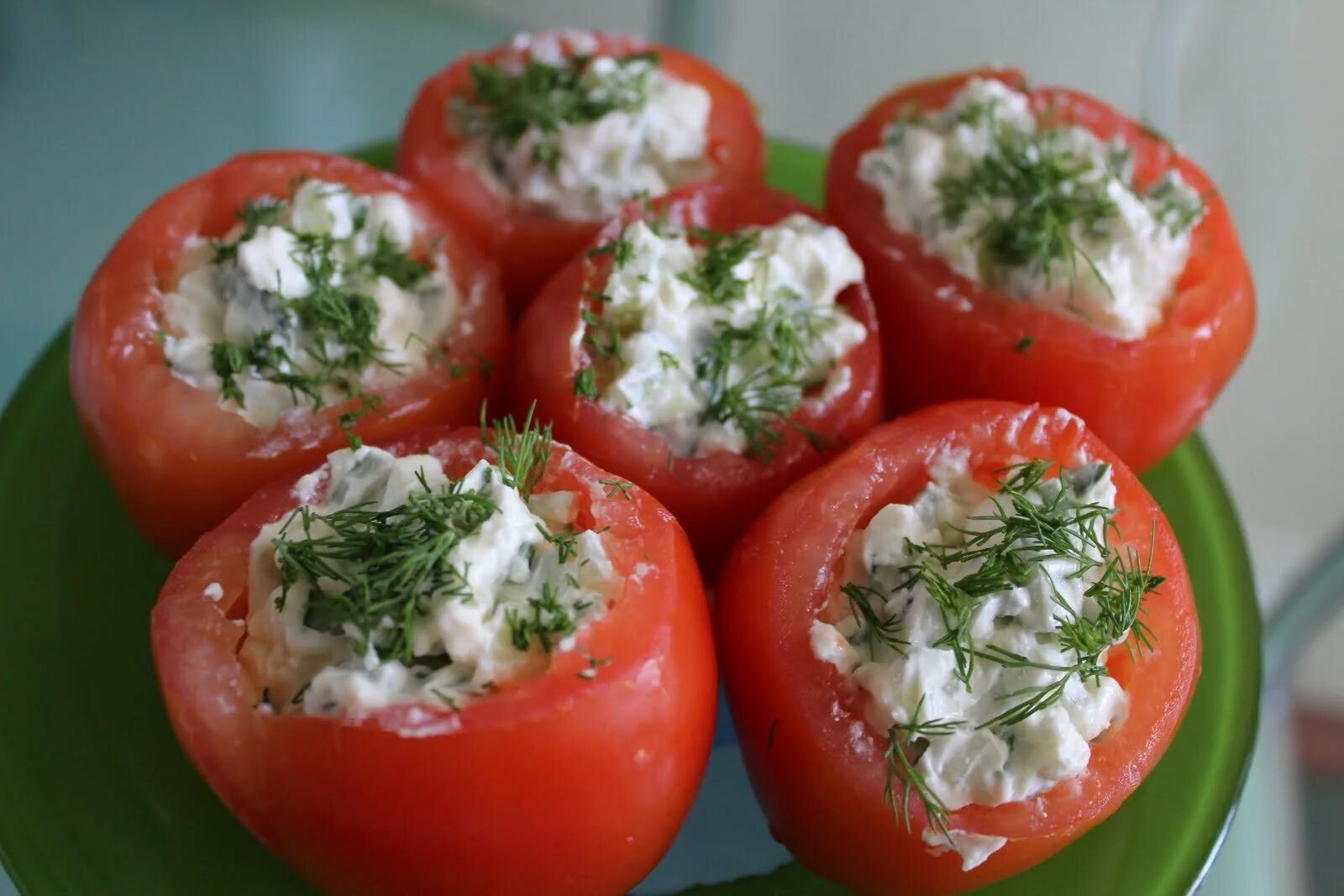 Томаты фаршированные сыром и чесноком. Фаршированные помидорчики черри. Фаршированные помидорки черри. Помидоры по милански. Фаршированные томаты черри.