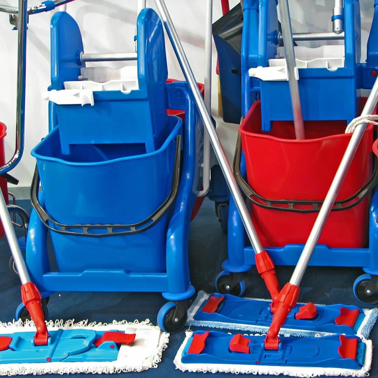 Тележка для уборки моп монолит. Оборудование для уборки помещений. Уборочный инвентарь в больнице. Уборочный инвентарь в медицине. Уборочный инвентарь.