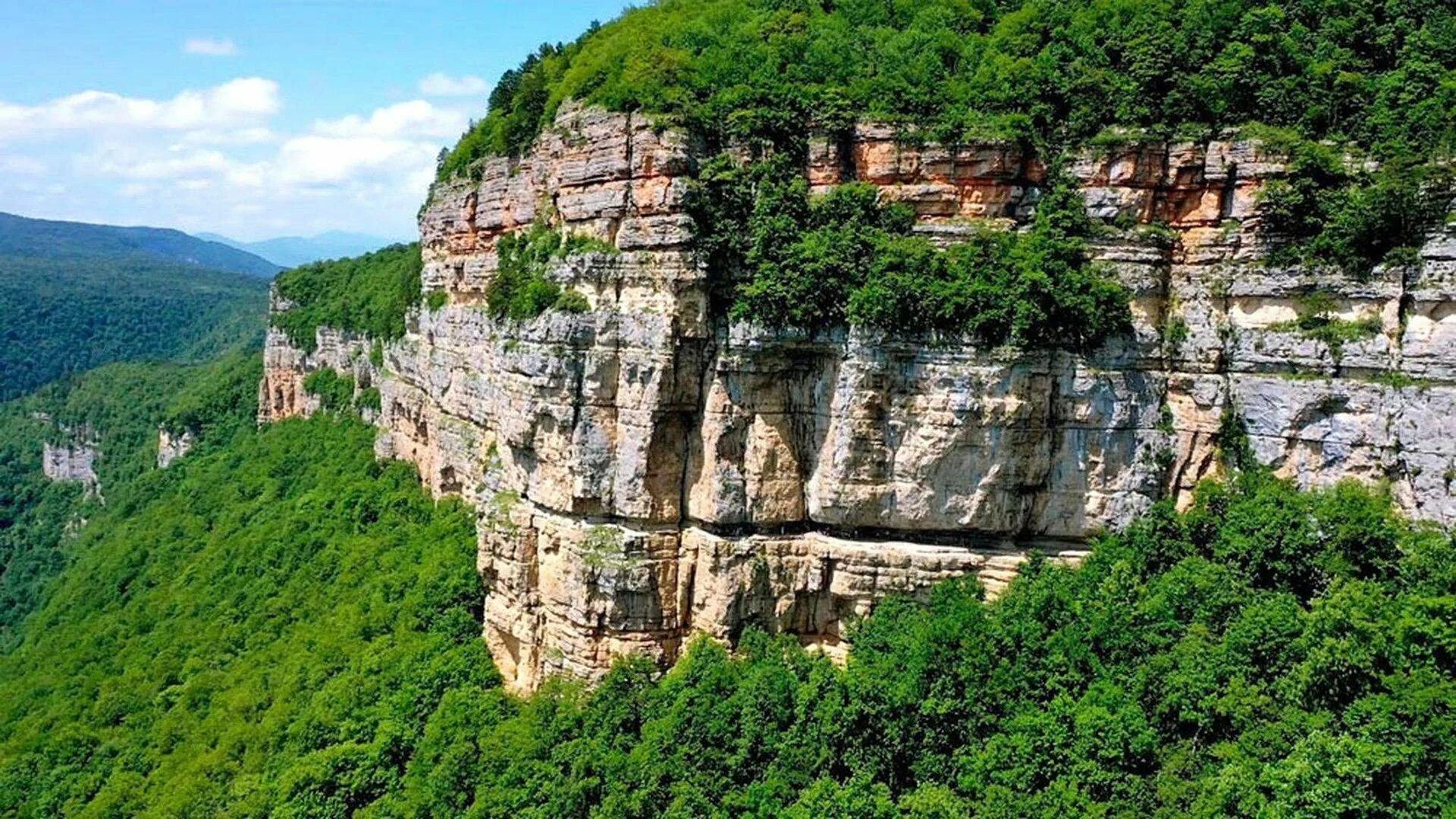 Мезмай орлиная полка. Мезмай краснодарский край орлиная полка. Адыгея гора орлиная полка. Орлиная полка мезмай. Орлиная полка гуамское ущелье.