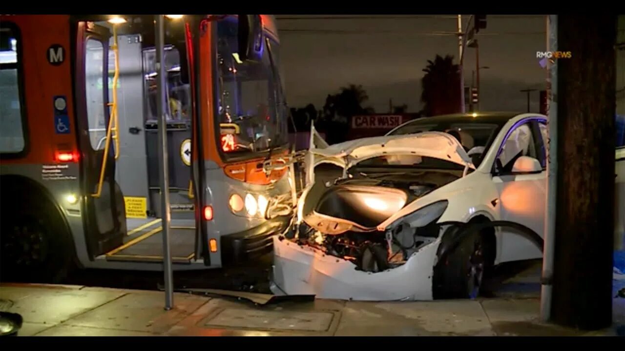 Инкерман автобус 21. Tesla crash Angela. Футболист краш ТИКТОК. Sri maju Bus автобус сейчас внутри когда попал воварию.