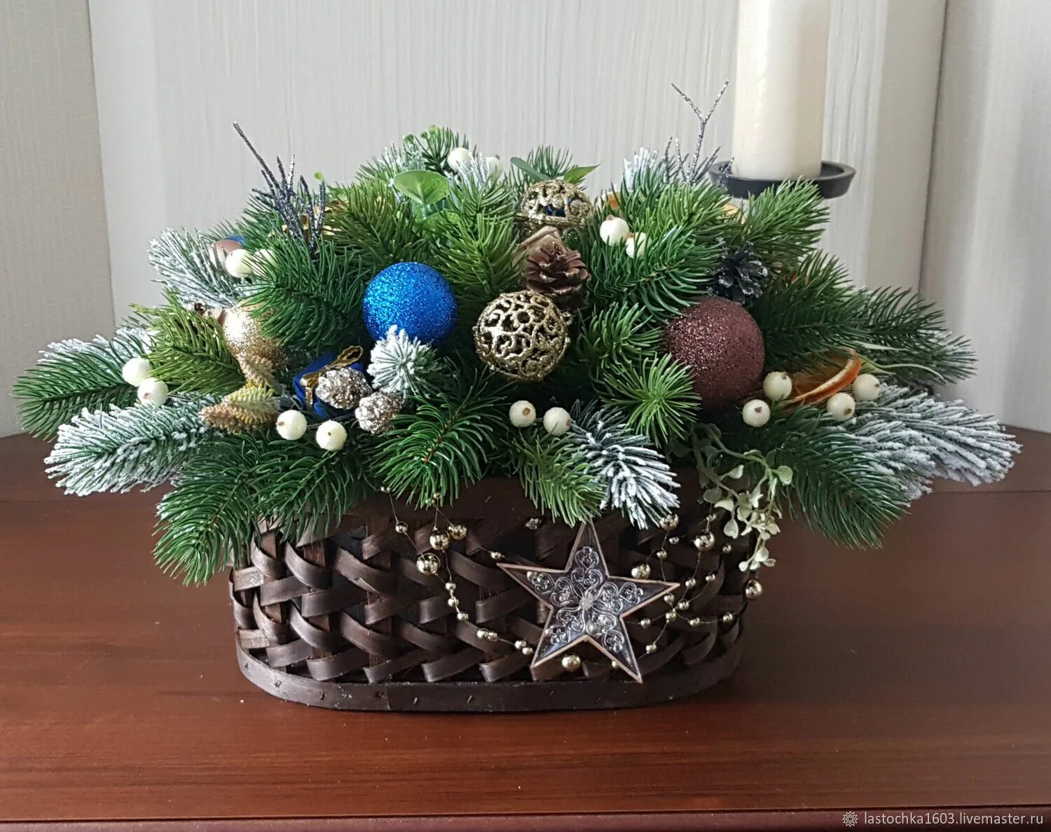 Новогодняя композиция из веток. Как сделать елочную композицию своими руками. Новогодняя композиция на подносе. Новогодняя композиция из веточек. Как сделать елочную композицию своими руками.