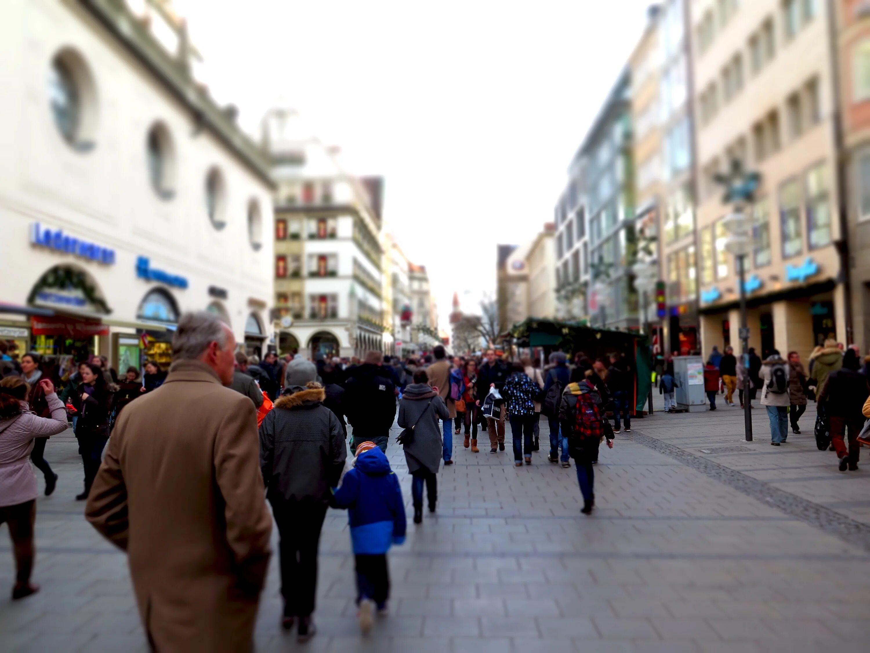 Улица Мариенплац Мюнхен. Люди на улице города. Многолюдные места. Людная улица города. Crowded street