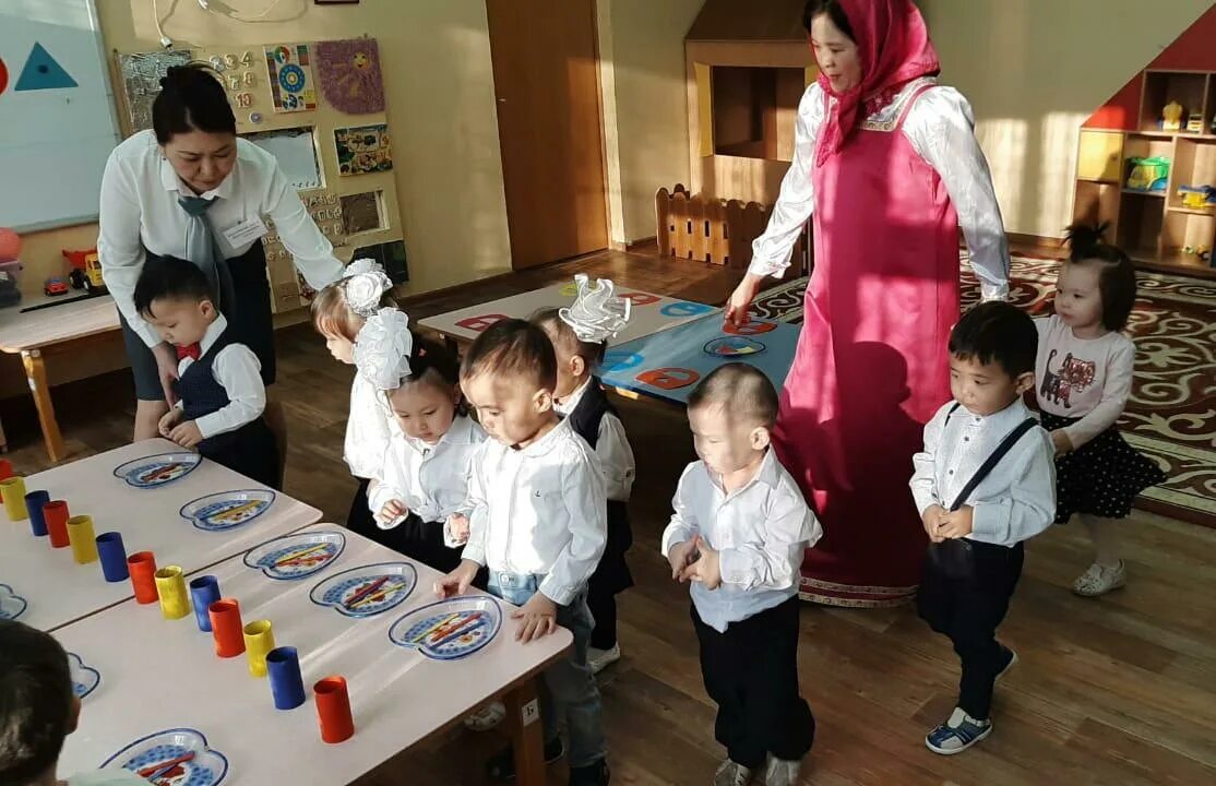 1 кіші топ. Тәрбиеші дөңгелек стол. Зерек садик. 1 кіші топ. Инновация балабақша фон.