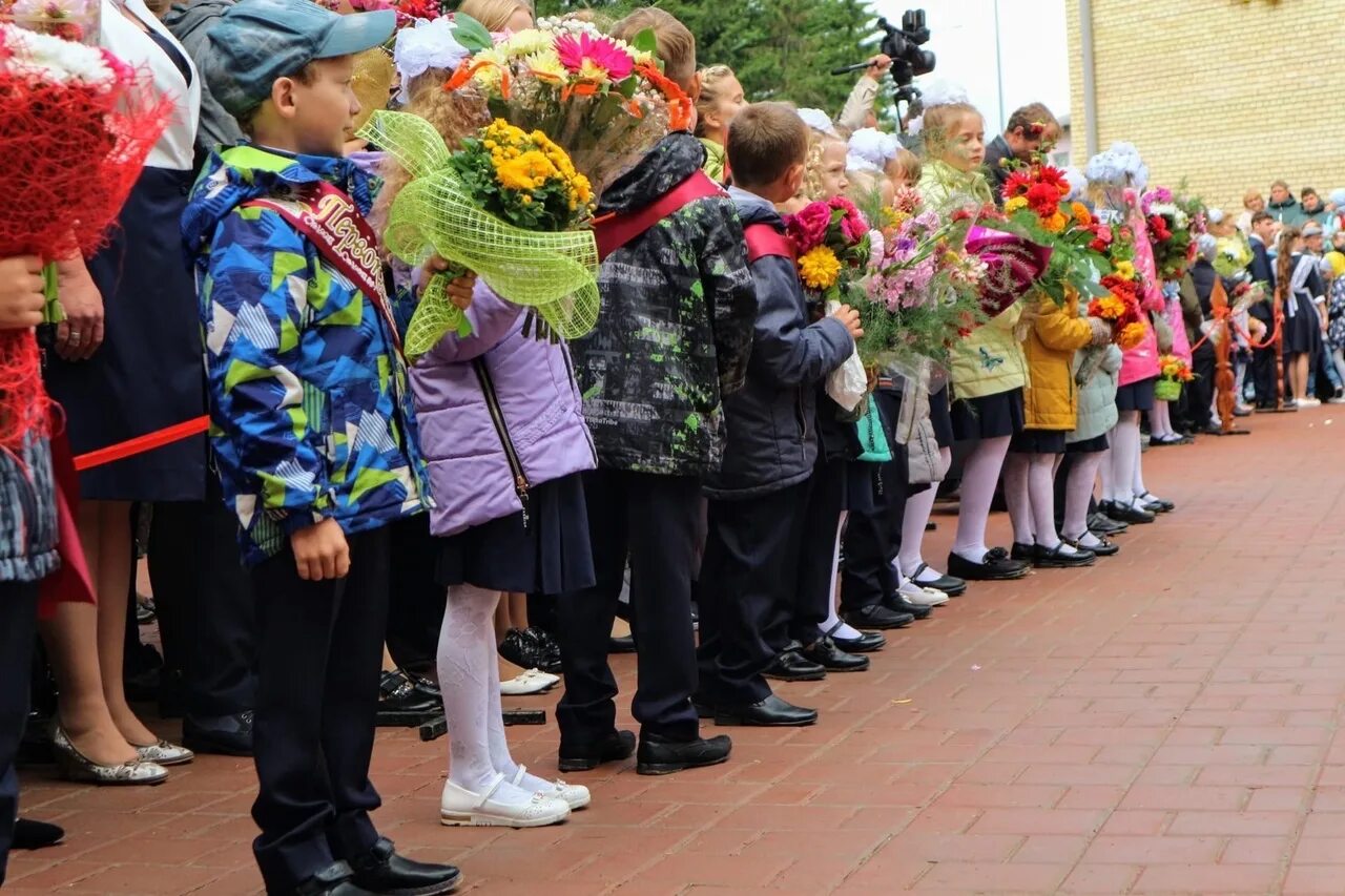 Первоклассники. Школа 1 сентября. Школьная линейка. Первоклашки идут в школу. Школа 10 линейка