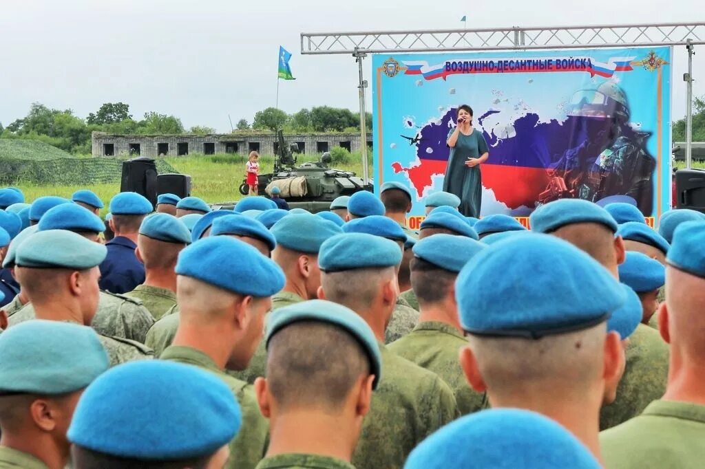 С днем вдв. За вдв. 11 одшбр улан-удэ эмблема. Крылатые десантники. Крылатые десантники.