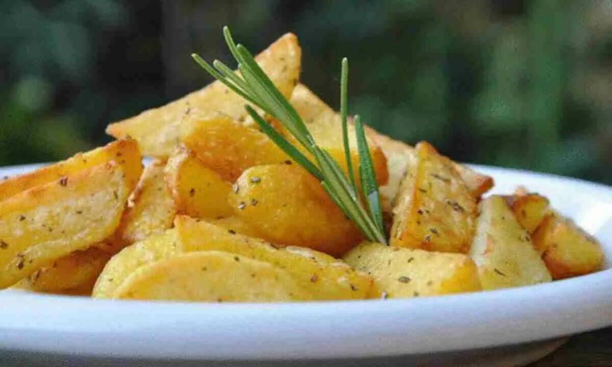 Картошка со сметаной. Картошка с сыром и чесноком в духовке. Картошка с чесночным маслом. Картошка в духовке. Картофель запеченный в чесноке.