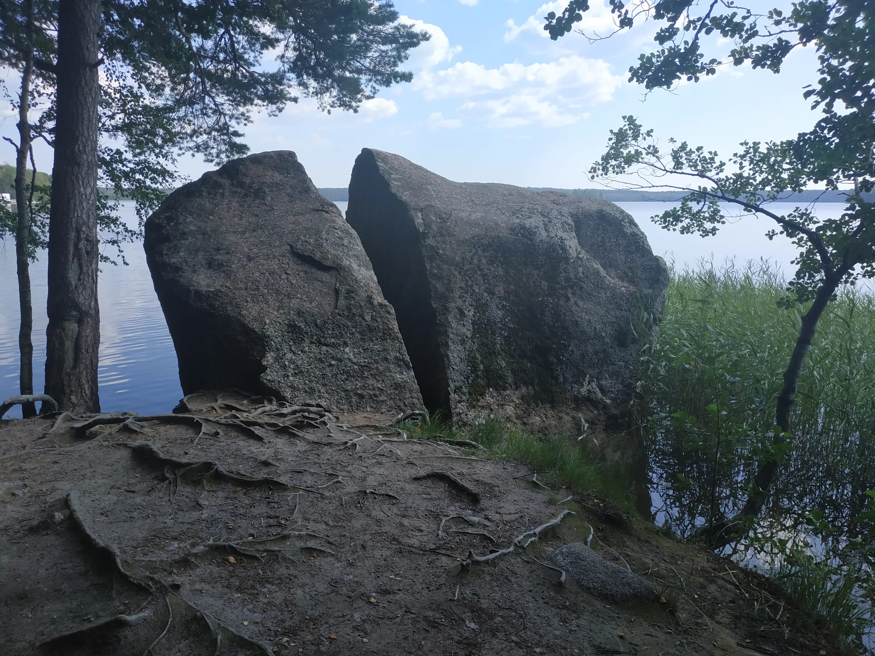 Разбить озеро. Камень разбитое сердце Кисегач. Камень разбитое сердце Ленинградская область. Камень разбитое сердце озеро зеркальное. Озеро зеркальное Выборгский район.