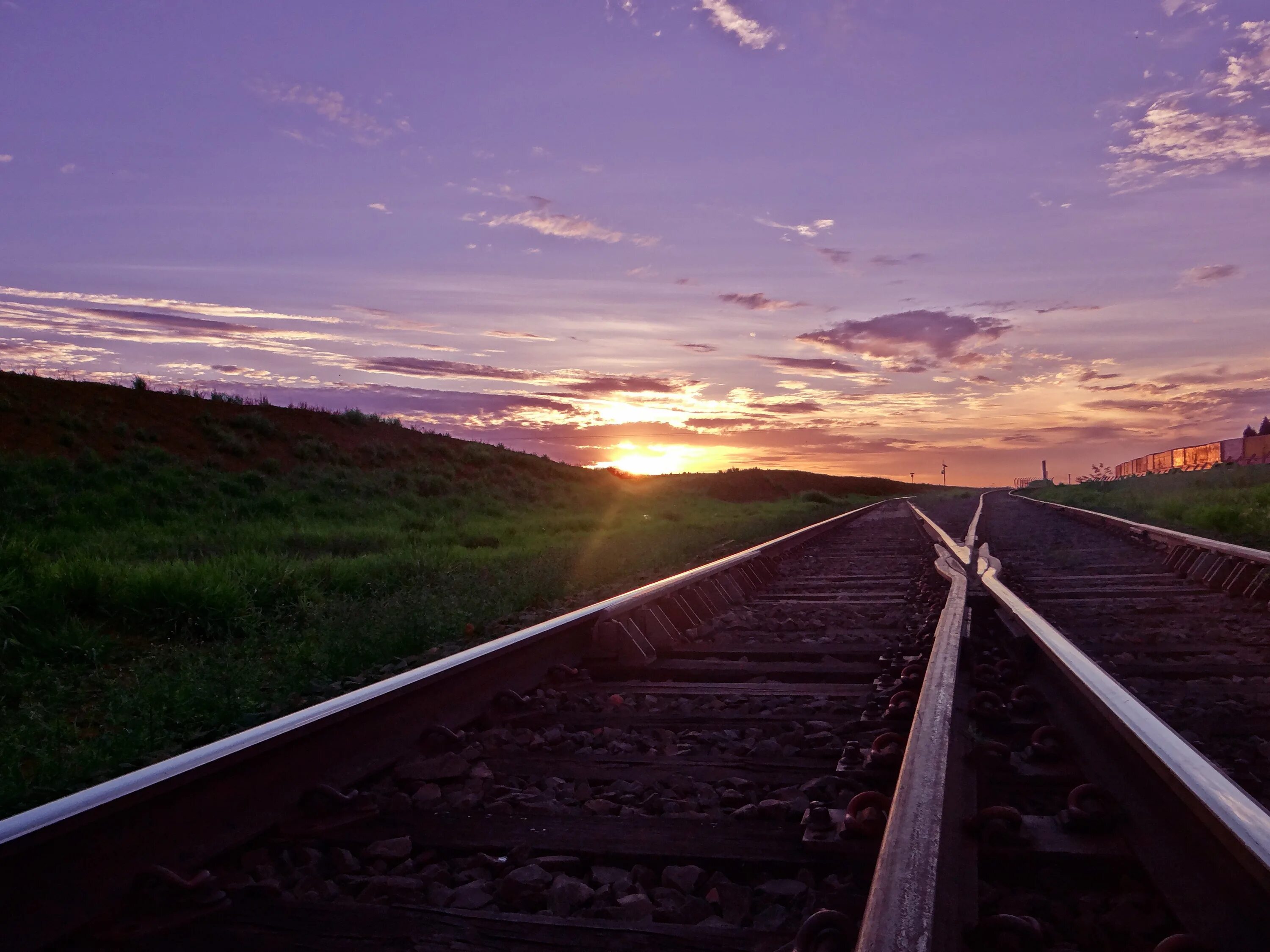 Железная дорога закат. Рельсы закат. Железнодорожные пути. Рассвет на железной дороге.