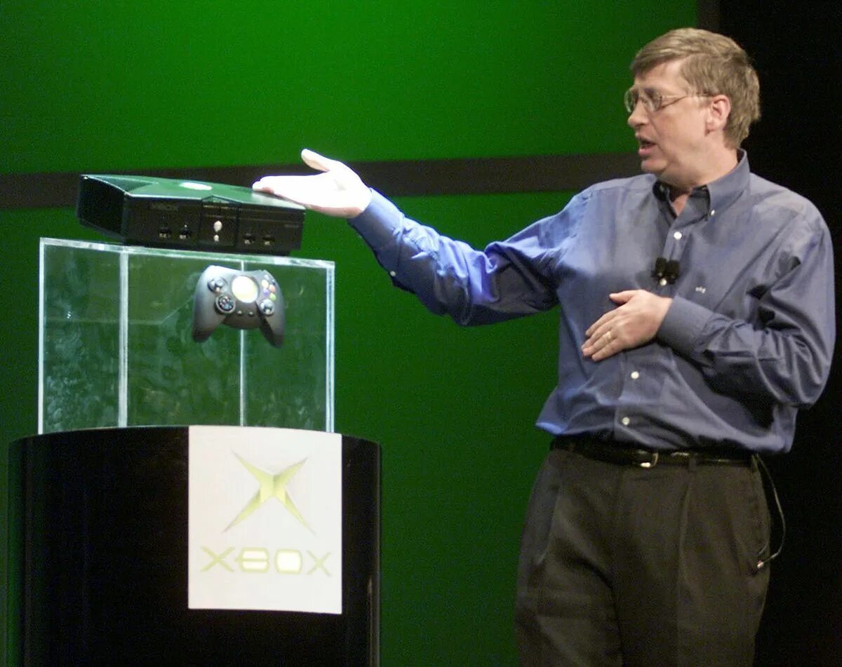 Разработчики майкрософт. Билл Гейтс. Билл Гейтс Xbox. Билл Гейтс 2001. Xbox первый 2001.