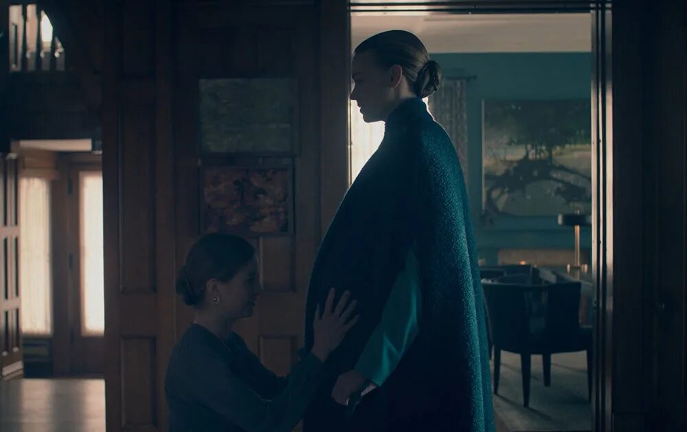 Джун Осборн рассказ служанки. The Handmaids Tale 2017. Служанка джун