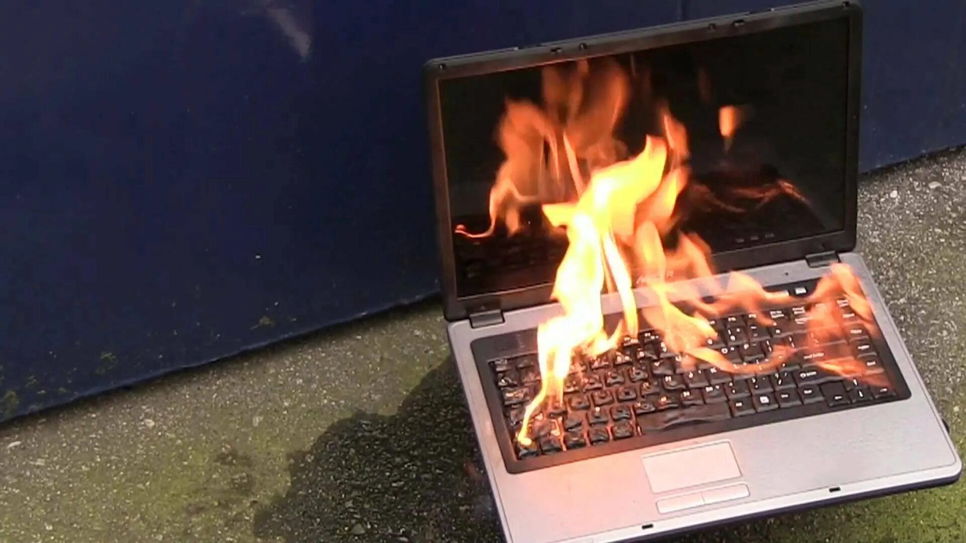 Сгоревший пк. Горящий ноутбук. Сгоревший ноутбук. Перегрелся ноутбук. Ноут горит.