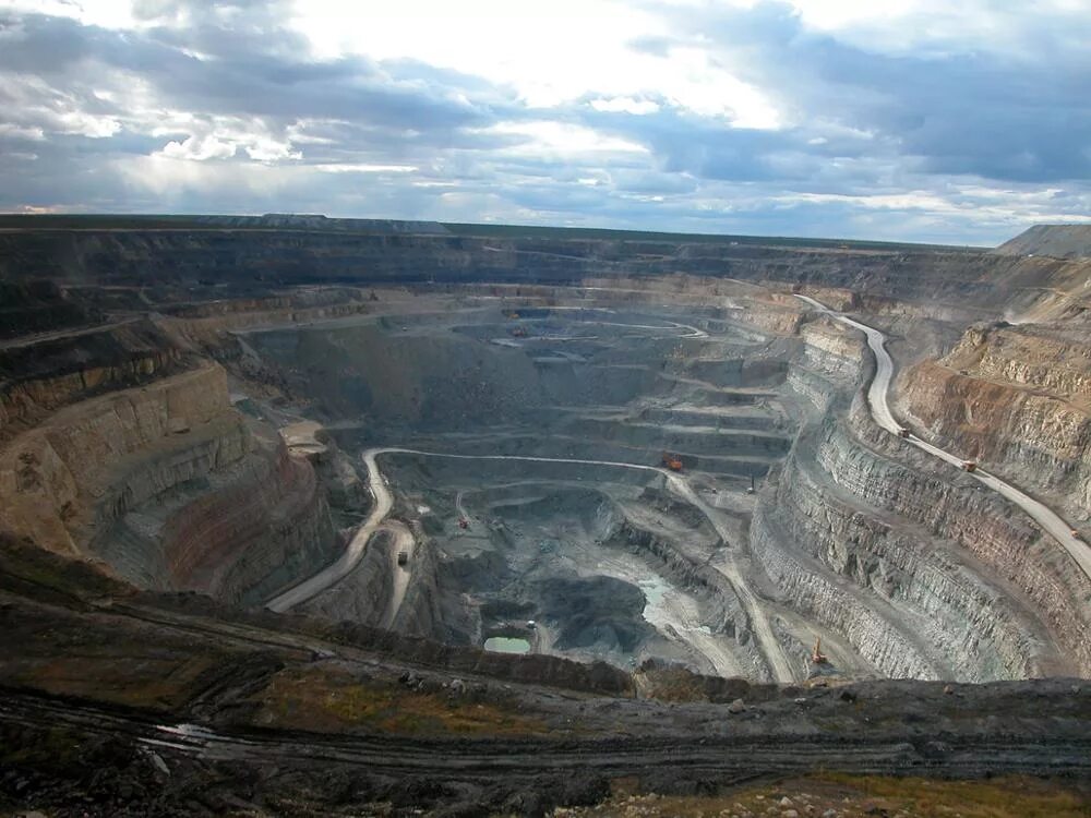 Алроса шахта. Кимберлитовая трубка айхал. Алроса добыча. Алроса добыча алмазов. Алроса карьер алмазный.