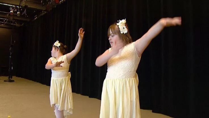 Семейные таланты. Дети с синдромом дауна танцы. Танцующие аутисты. Дети с синдромом дауна танцы. Танцоры дауны.