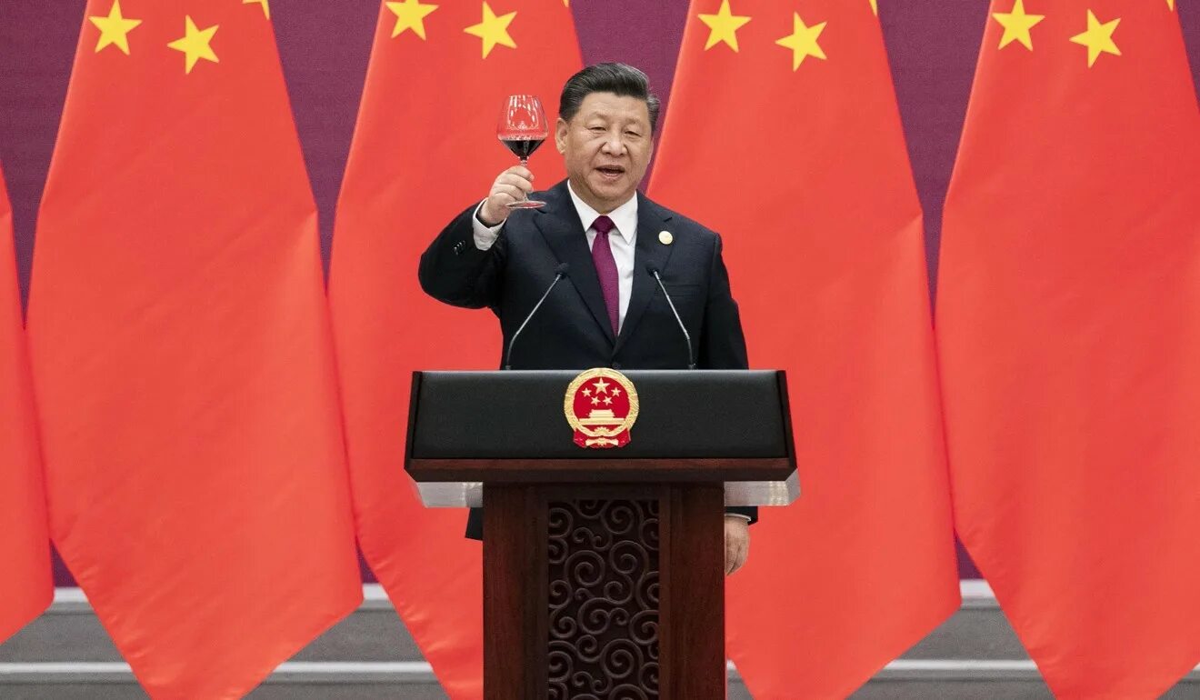 Китайская народная республика есть. Си Цзиньпин. Си Цзиньпина 2010. Си Цзиньпин с флагом Китая.