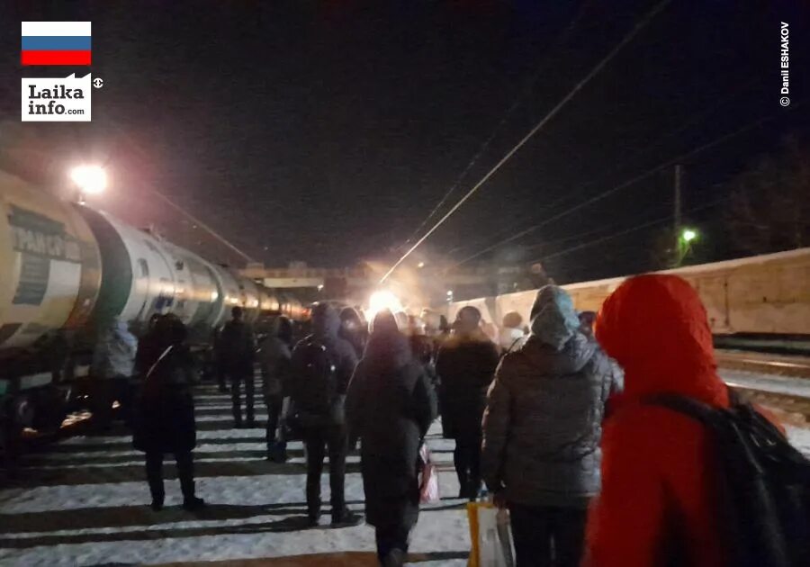 Поезд Новосибирск Аверьяновка Хабаровск перевернулся. Потемневшим небом прибывших поездом. Поезд Новосибирск Хабаровск перевернулся на станции Аверьяновка. Новости про поезда аварии Новосибирск Хабаровск. Станция шагали