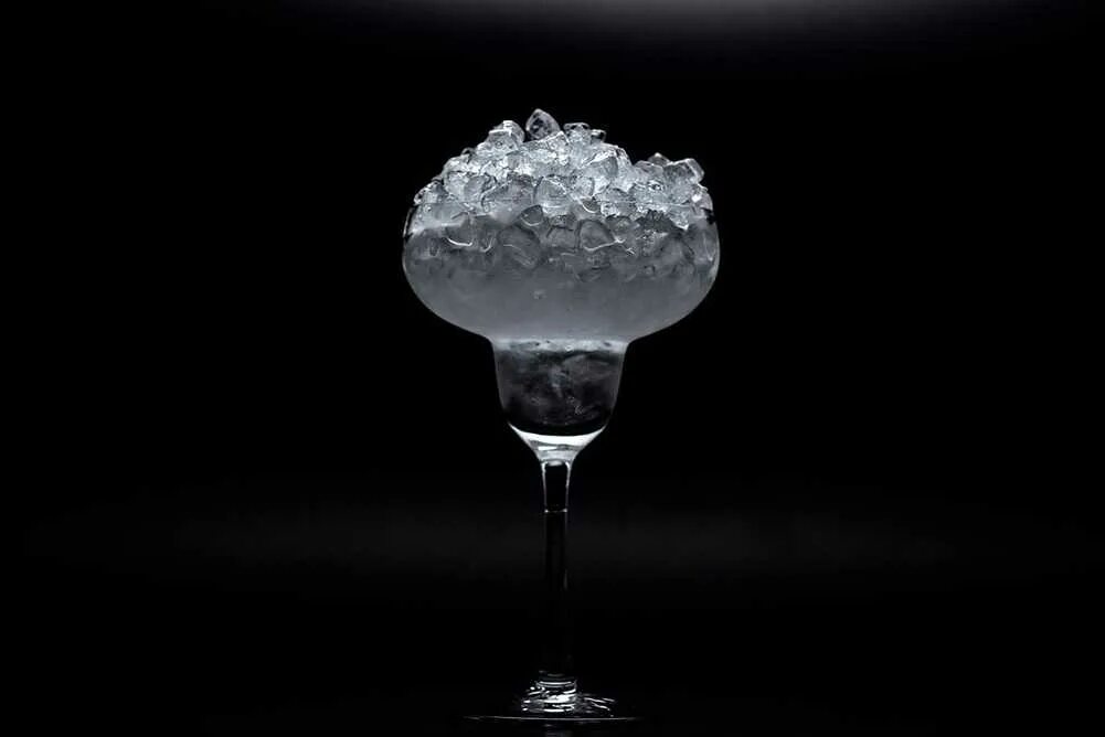 Фраппе лед фраппе. Коктейль со льдом. Дробленый лед. Прозрачный лед для коктейлей.