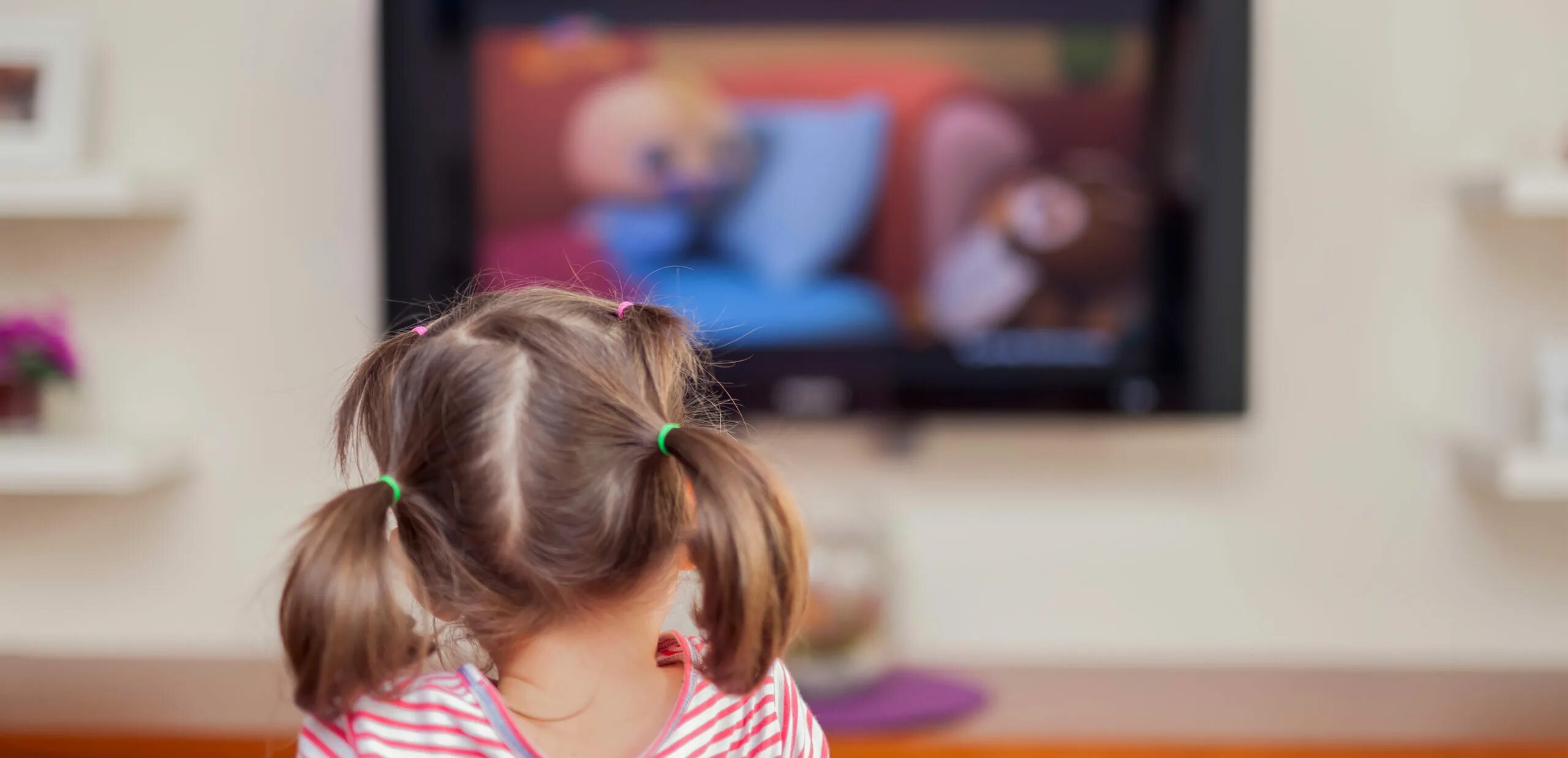 Статья о детях видео. Телевизор для детей. Девочка телевизор. Дети возле телевизора.