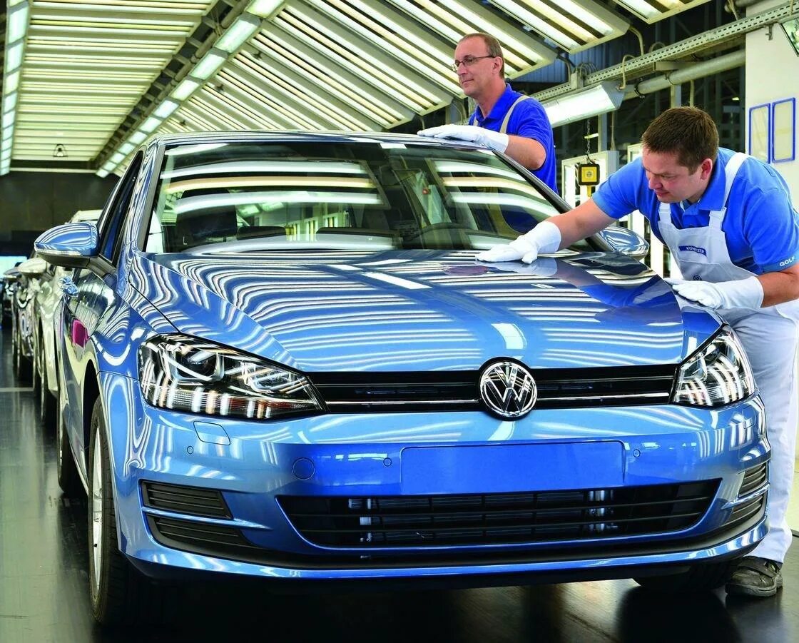 Volkswagen сборка. Volkswagen Factory. Фольксваген Германия. Конвейер Фольксваген в Германии. История автопрома Volkswagen.