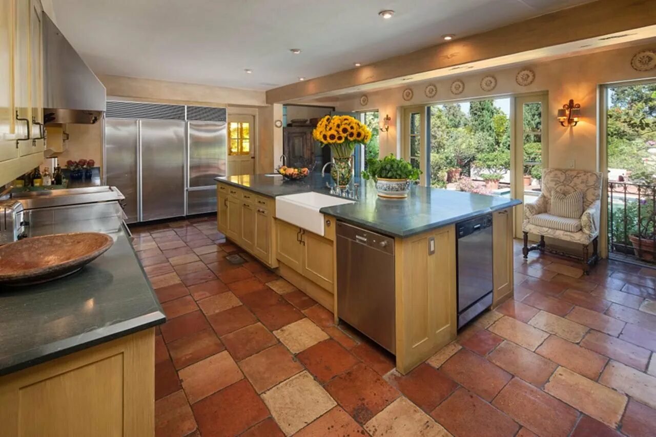 авангардный испанский стиль кухни. испанский стиль в интерьере кухни. испанские кухни фото. испанская кухня интерьер. самые роскошные кухни в колониальном стиле интерьер.