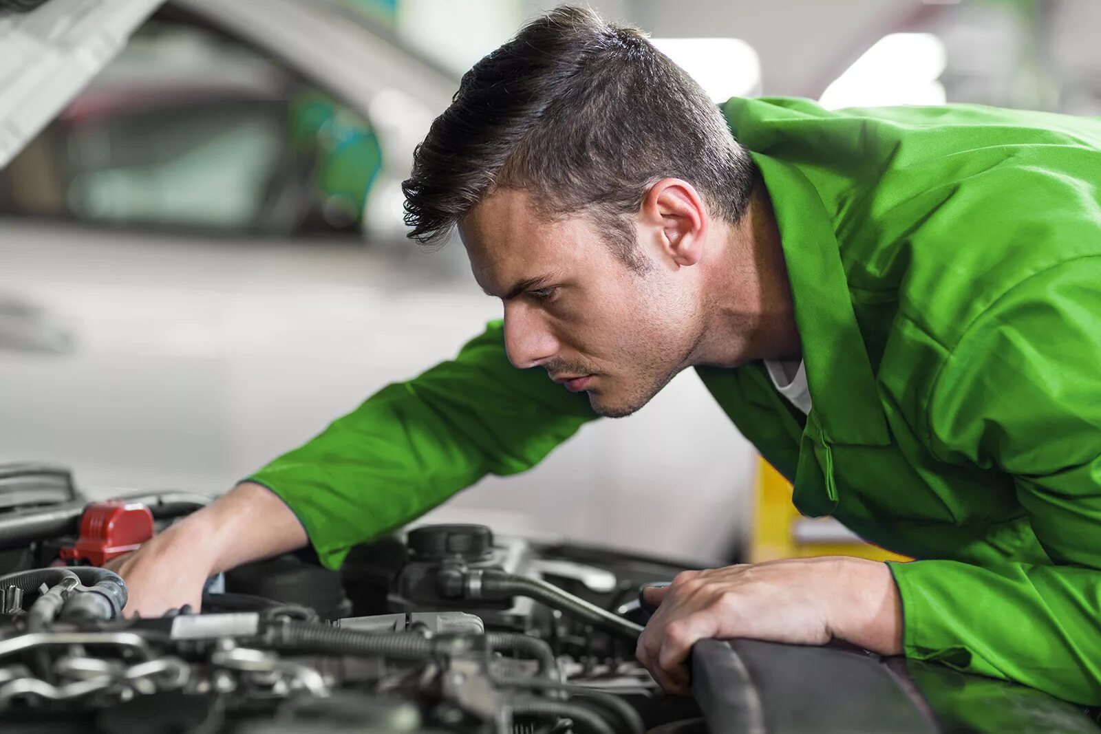 Автомеханик. Профессиональный автомеханик. Мастер по ремонту автомобилей. Чинит автомобиль. Машина в автосервисе.