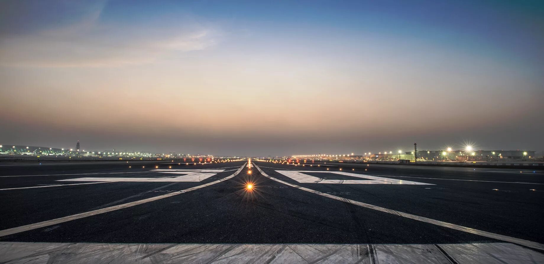 Airport road. Runway Дубай. Дорога в аэропорт. Дорога аэродром. Аэропорт с дорогой.