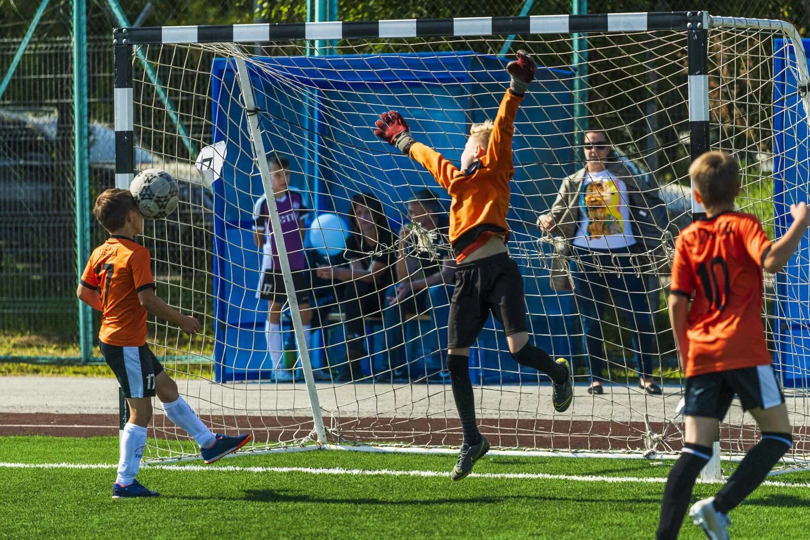 футбольная школа олимпик красноярск. футбольный манеж цска. детский тренер по футболу. тренер детской футбольной команды. детский дворовый футбол.