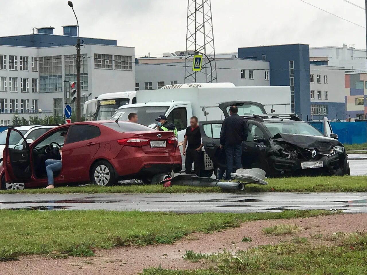 Петербург чп новости. Авария на Октябрьской набережной. Авария на Октябрьской набережной сегодня. Авария на Авиаконструкторов. ДТП на Октябрьской набережной сегодня.