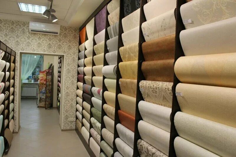 ассортимент обоев для стен. фабрика обоев на красносельской магазин. обойкин фучика 2. магазин обоев в европе. модные обои 2023.