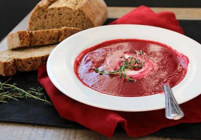 Суп свекольник. Зеленый борщ со свеклой и щавелем. Суп из свеклы. Свекольный шорпо. Свекольник с капустой.