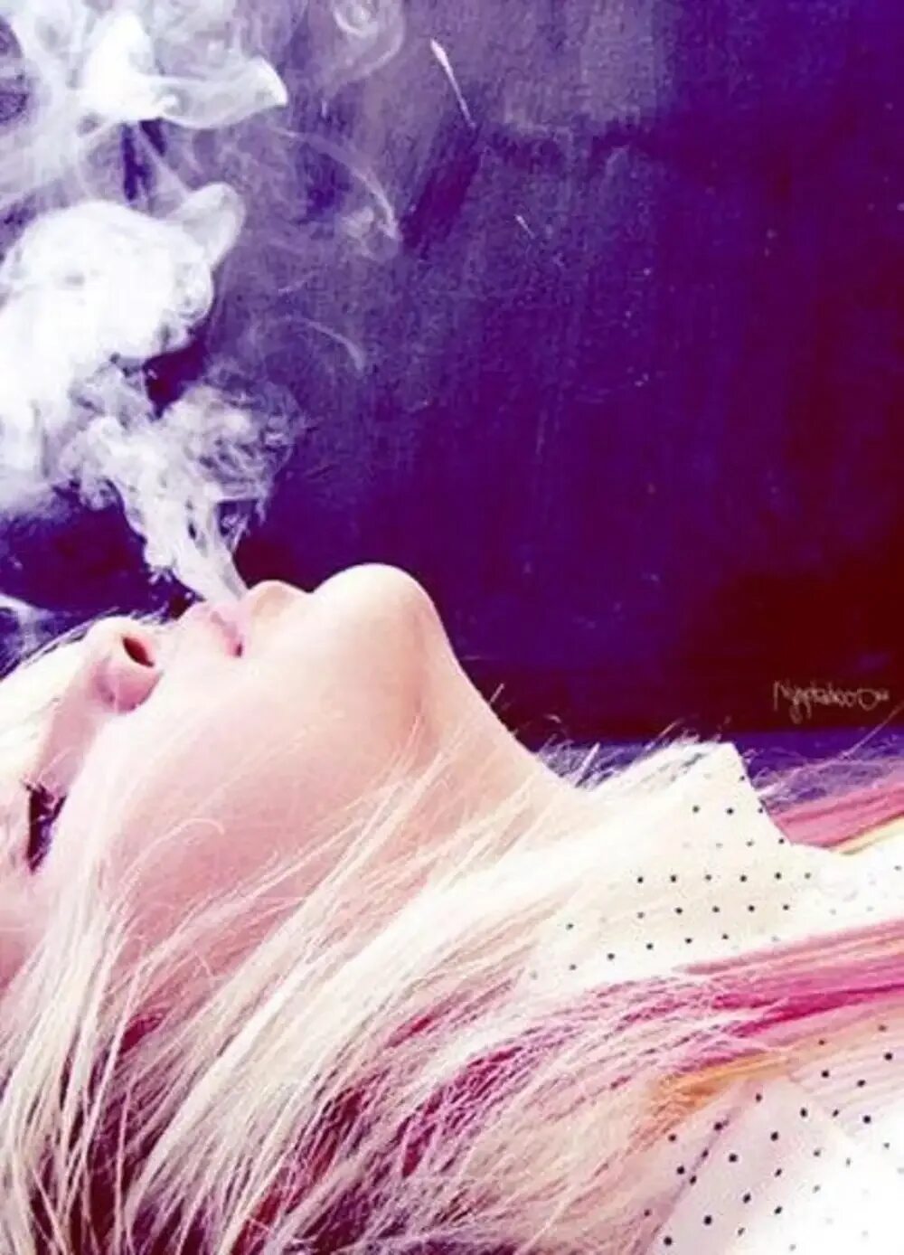 Дым со словами. Девушка в дыму. Блондинка в дыму. Девушка выдыхает. Курящая девушка.