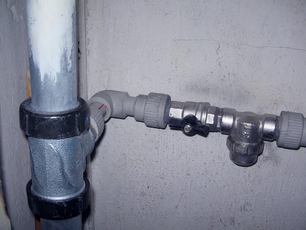 монтаж труб канализации. трубы водопроводные санузел. врезка ввод в канализационную трубу 110. канализационные трубы в квартире. соединение стояка.