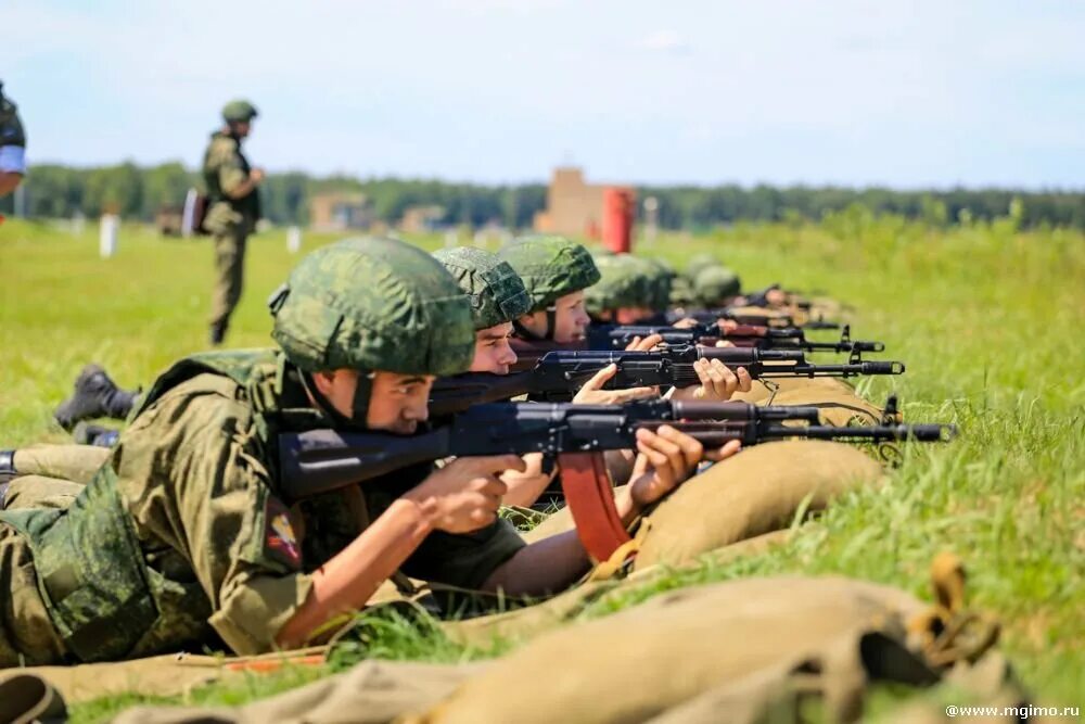 Рота пойти. Стрельбы в армии. Стрельбище в армии. Солдат на стрельбах. Солдаты на стрельбище.