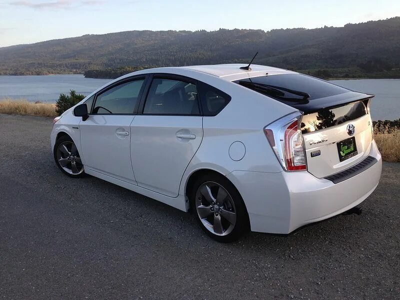 Купить приус дром. Toyota Prius 2013. Toyota Prius 30 белый. Тойота Приус 50 белая. Тойота Приус 13 года.